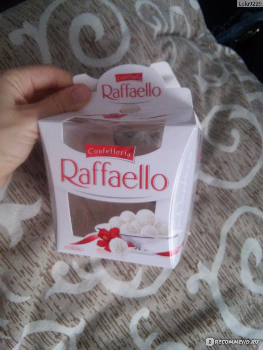 Рафаэлло конфеты в руках