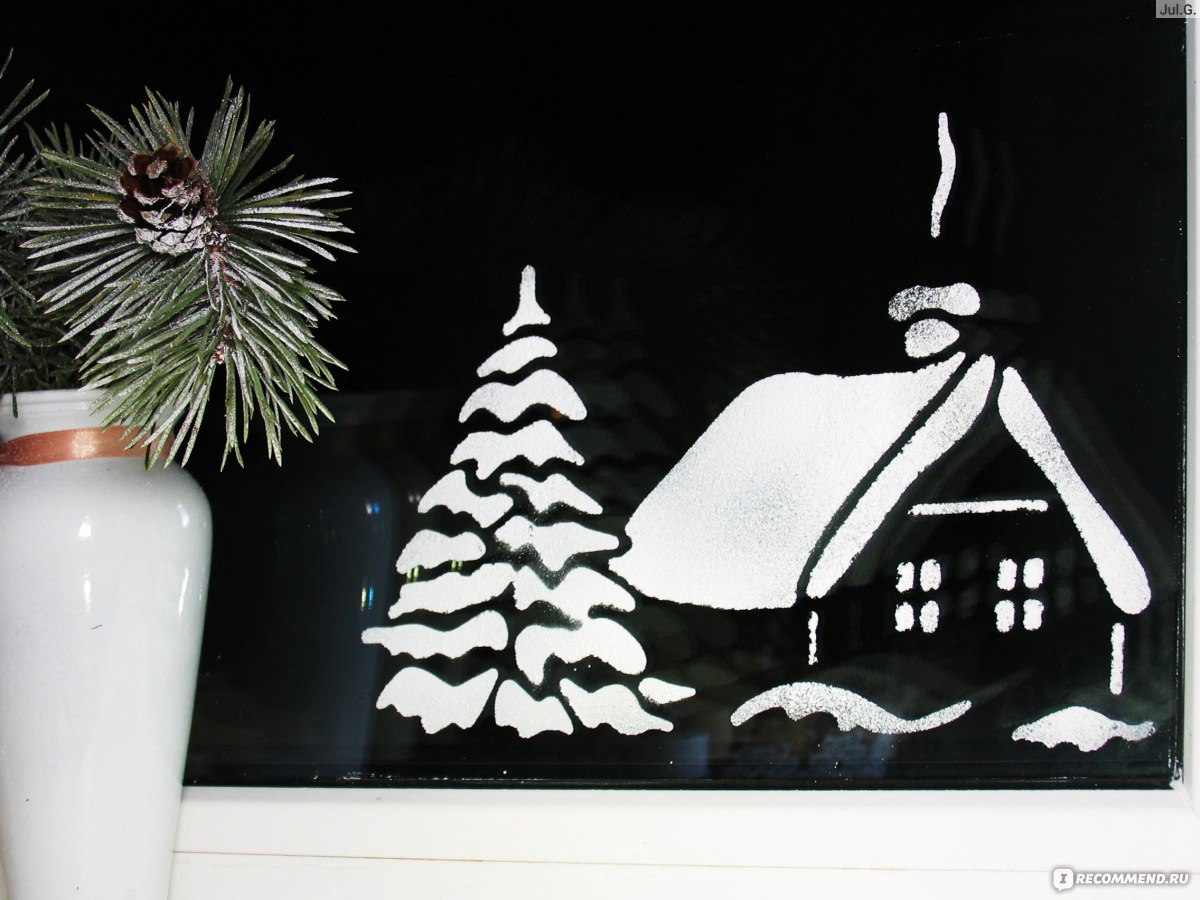 Рисование искусственным снегом на окне