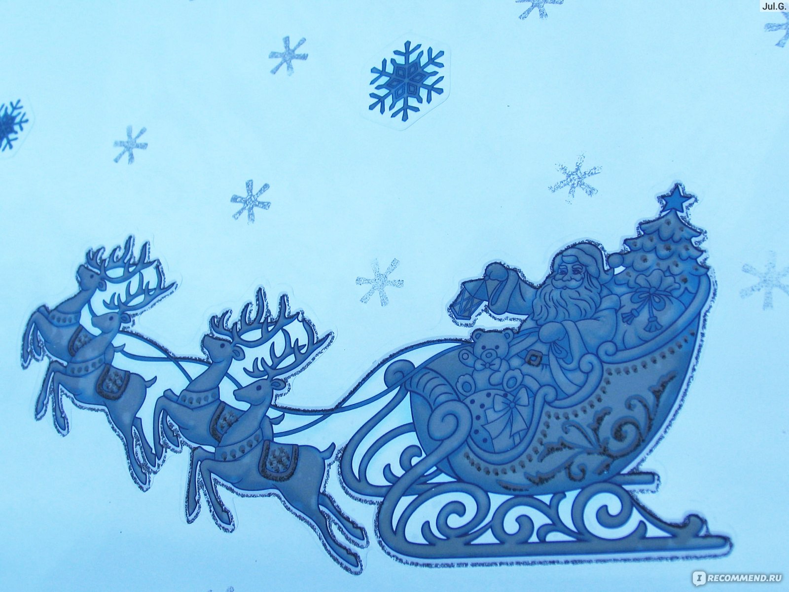 Дед Мороз рисует узоры на окне