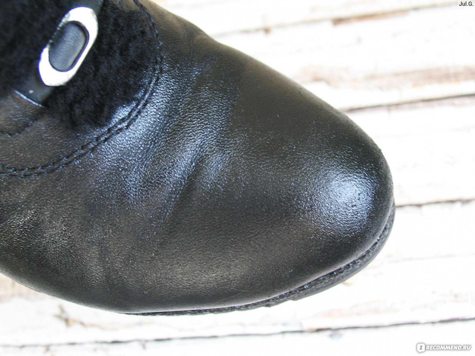 Как мастера сервиса по реставрации обуви справляются с царапинами на лакированных туфлях