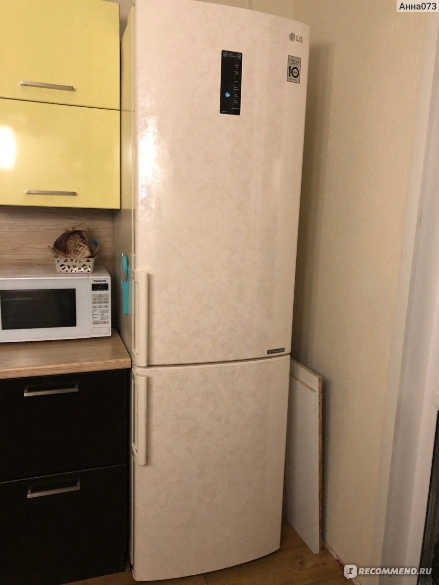 Бежевый холодильник в интерьере