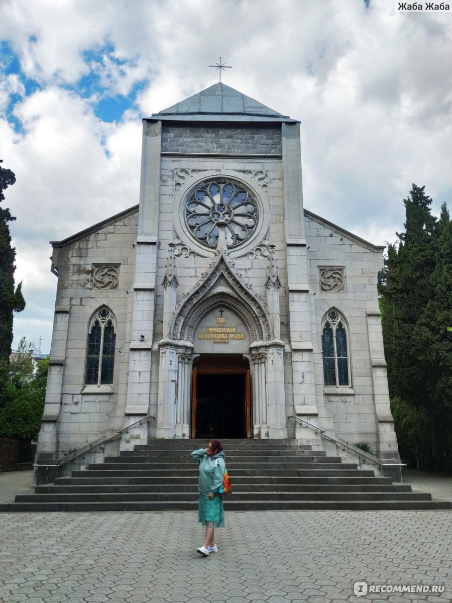 Скамейки в католической церкви