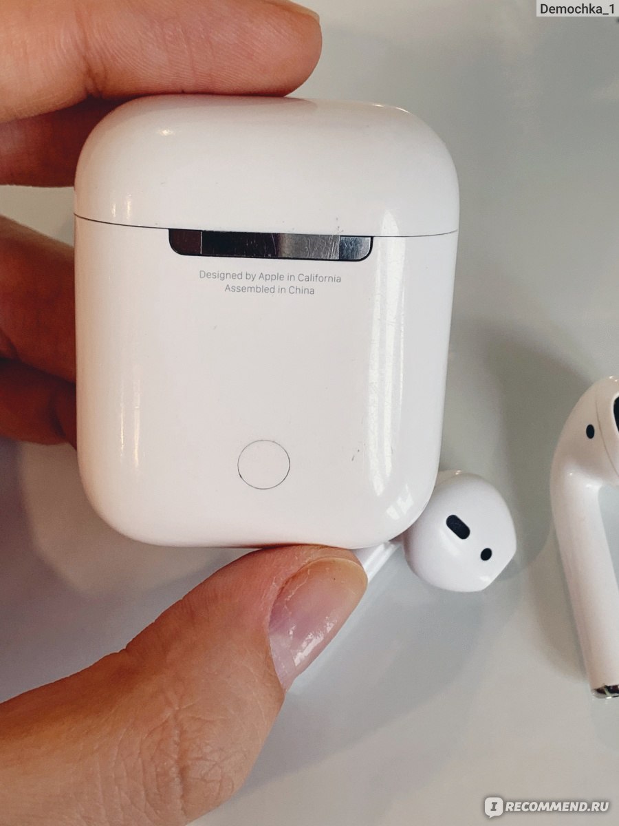 Для чего кнопка на кейсе беспроводных наушников. Кнопка на наушники AIRPODS. AIRPODS кнопка на кейсе. Кнопка на кейсе беспроводных наушников. Аирподсы с кнопкой на наушниках.