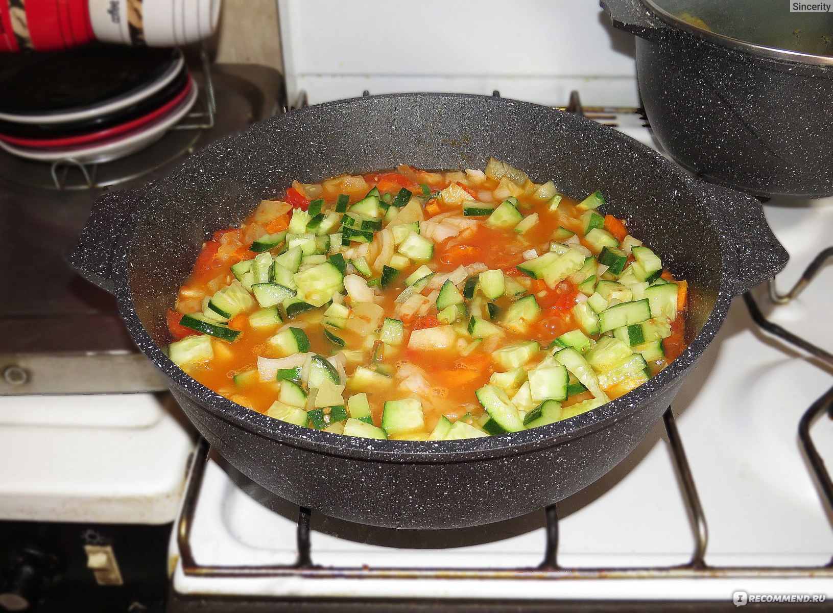 Жаркое в кастрюле. Кастрюля для жарки и варки. Жаркое на плите. Жаркое в кастрюле на плите.