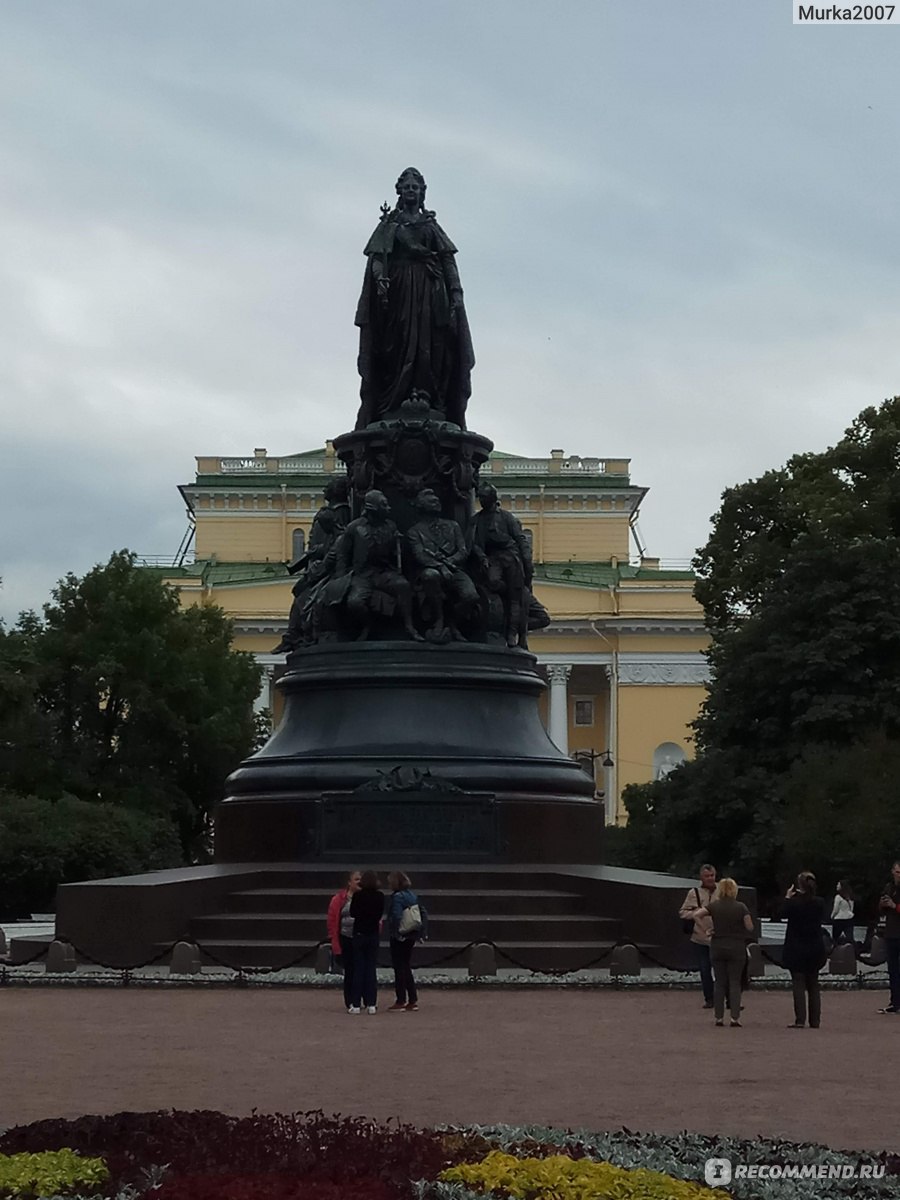Памятник Екатерине в Екатерининском саду в Санкт-Петербурге