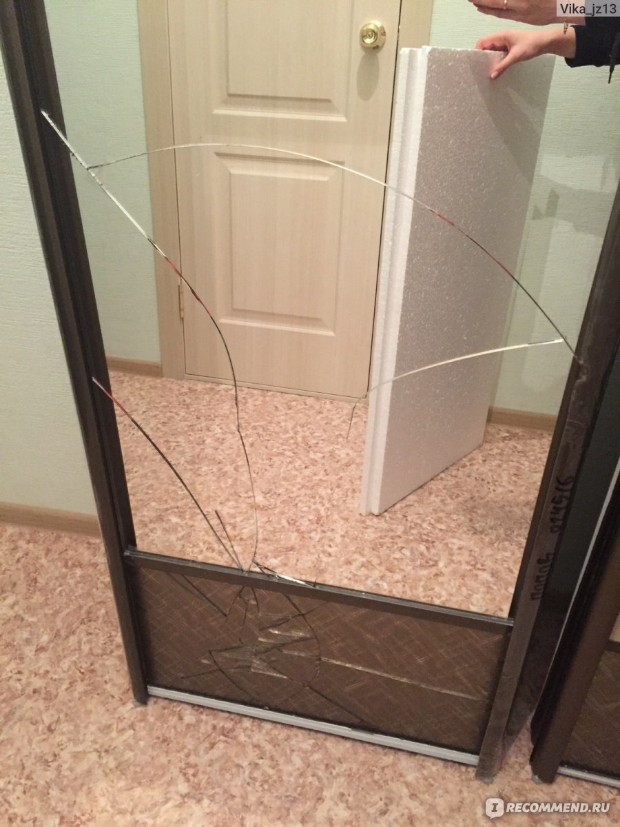 Разбитое зеркало на шкафу
