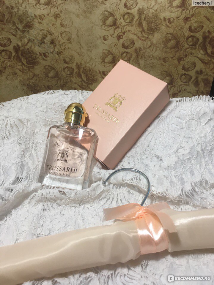 Trussardi delicate rose фото