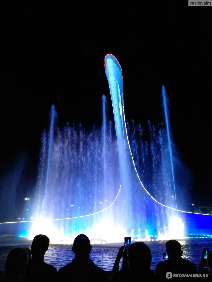 Поющие фонтаны в адлере сочи парк расписание. Фонтан в Адлере Олимпийский. Поющие фонтаны Сочи Олимпийский парк. Сочи парк фонтан. Поющие фонтаны Сочи Олимпийский парк расписание.