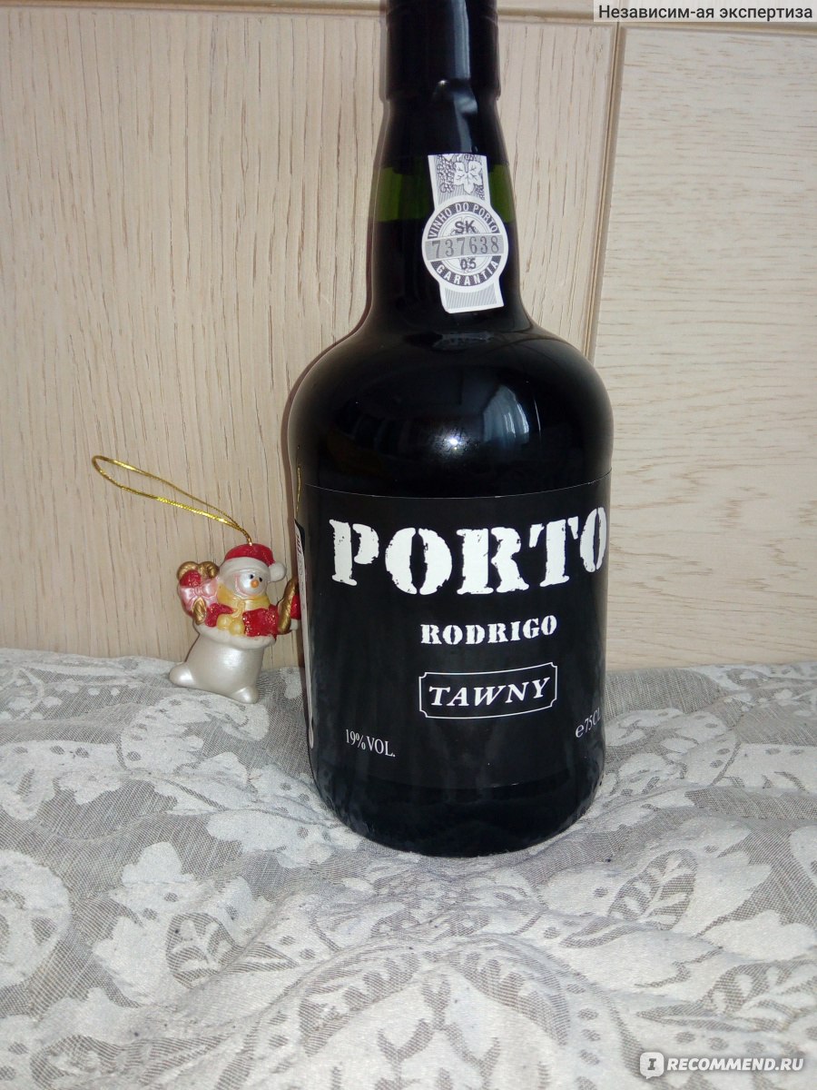 Гравураш ду коа. Портвейн Порто Агуила. Портвейн португальский Tawny. Porter портвейн. Портвейн в черной бутылке.