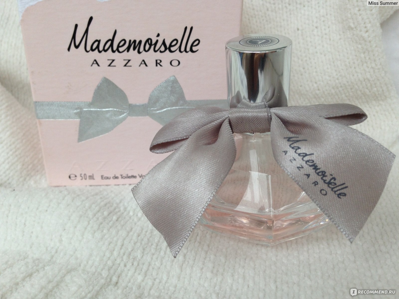 Azzaro mademoiselle l eau tres charmante. Azzaro Mademoiselle коробка. Мадемуазель азаро зеленые. Мадемуазель азаро розовые. Туалетная вода женская мадмуазель Аззаро.