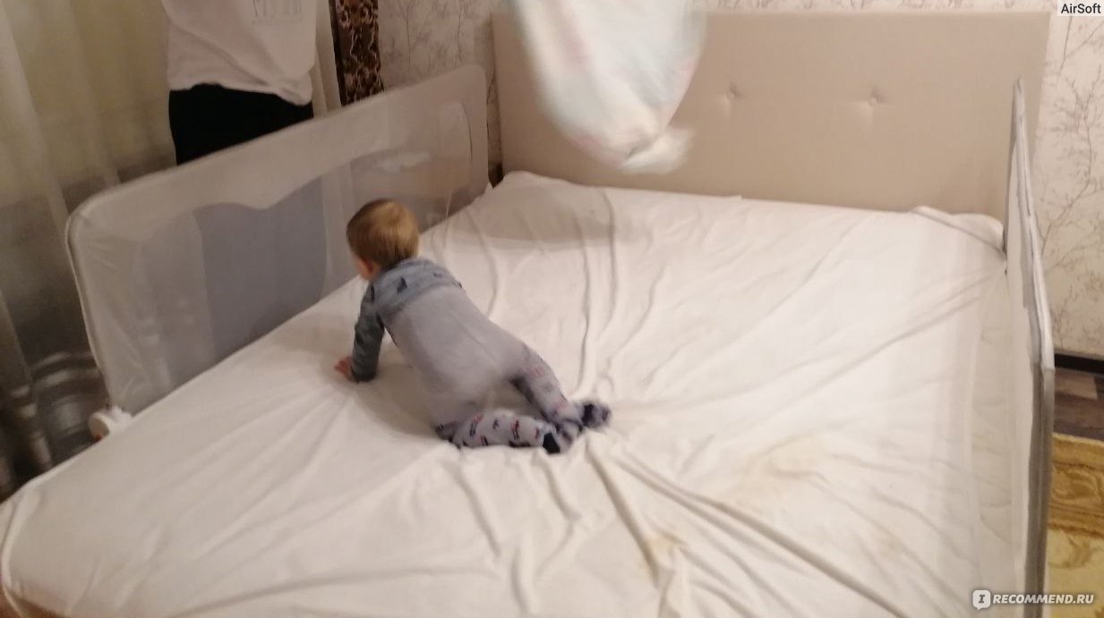 Ребенок упал с кровати. Что делать? Советы от MOMMART