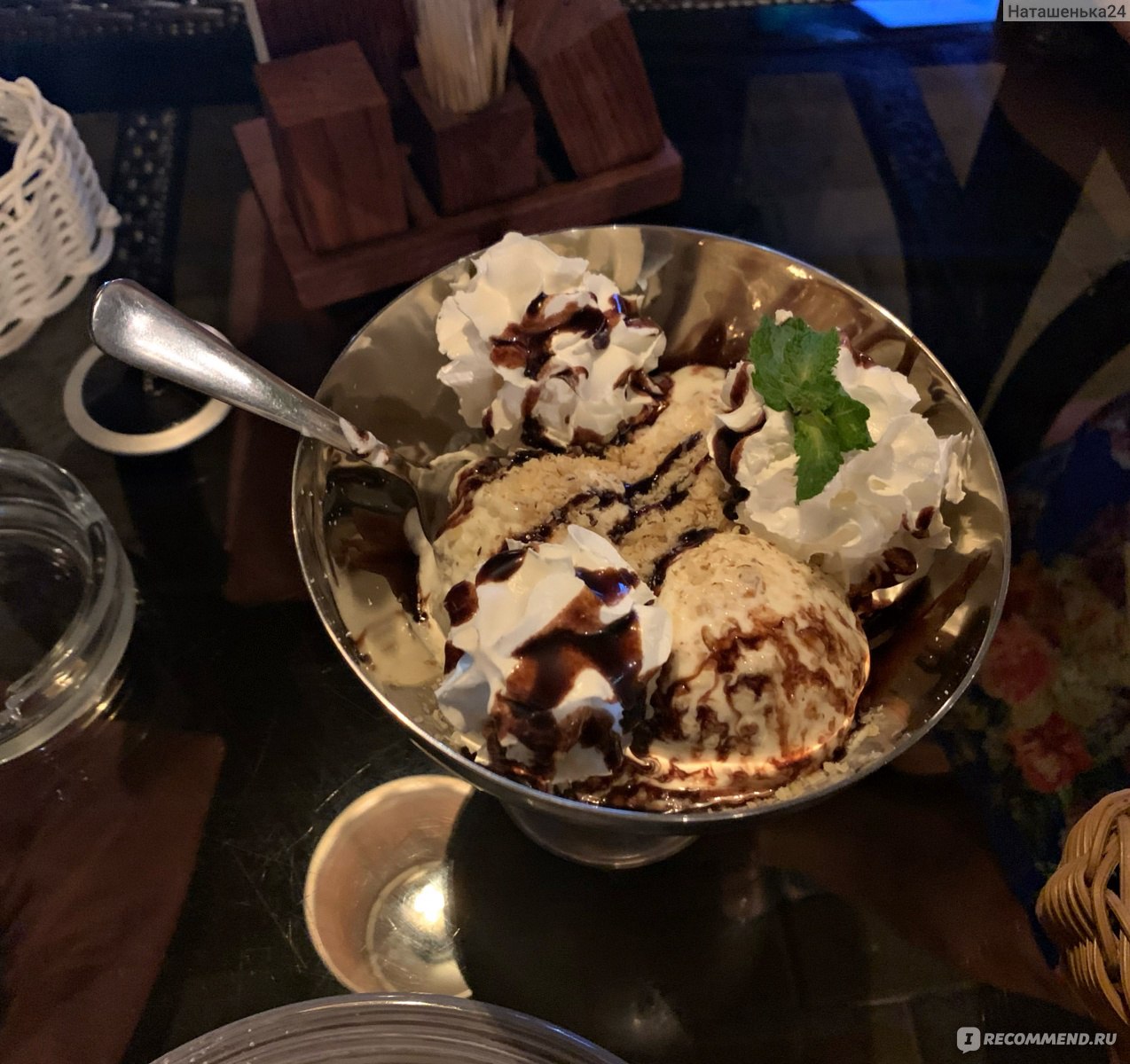 Мороженое со сливками, орехами и шоколадом 