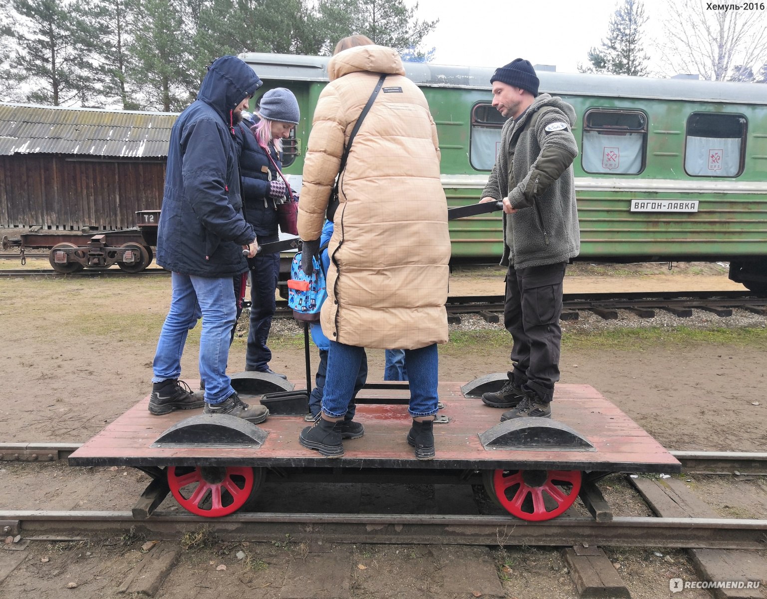 На этой маленькой четырехколесной дрезине на обращенной в две стороны двойной скамейке произведение