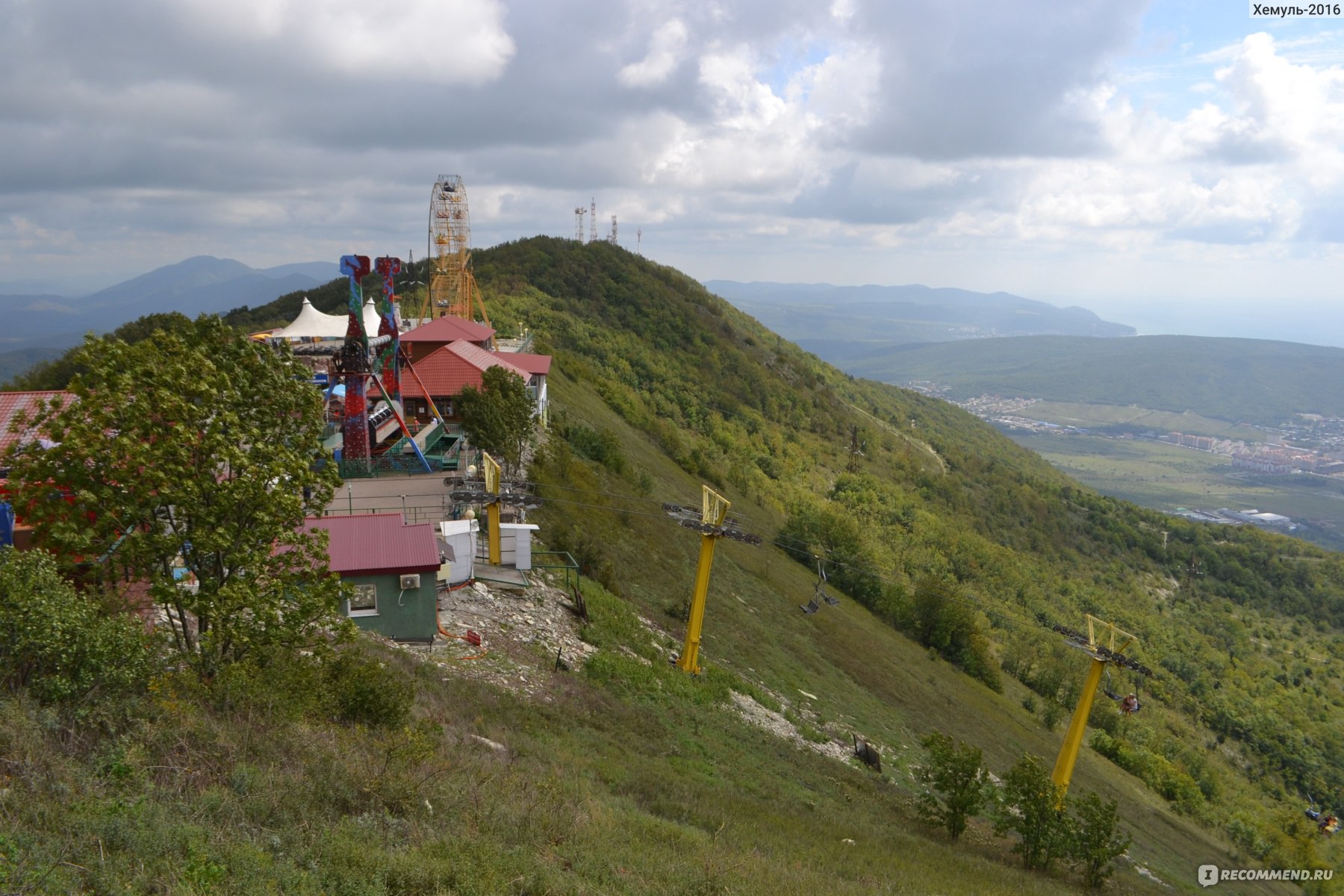 Вид на канатку и колесо обозрения