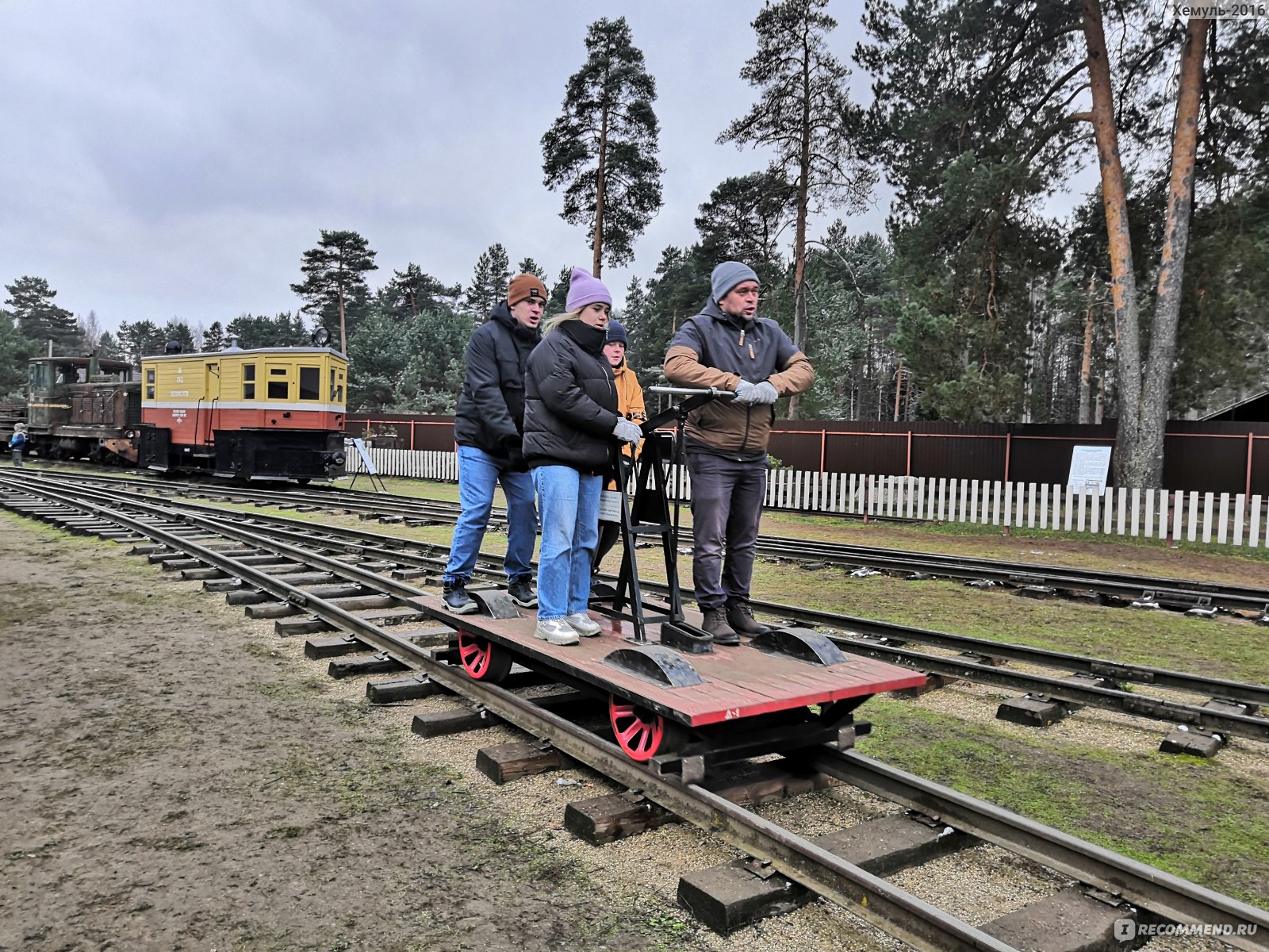 На этой маленькой четырехколесной дрезине на обращенной в две стороны двойной скамейке защищенные