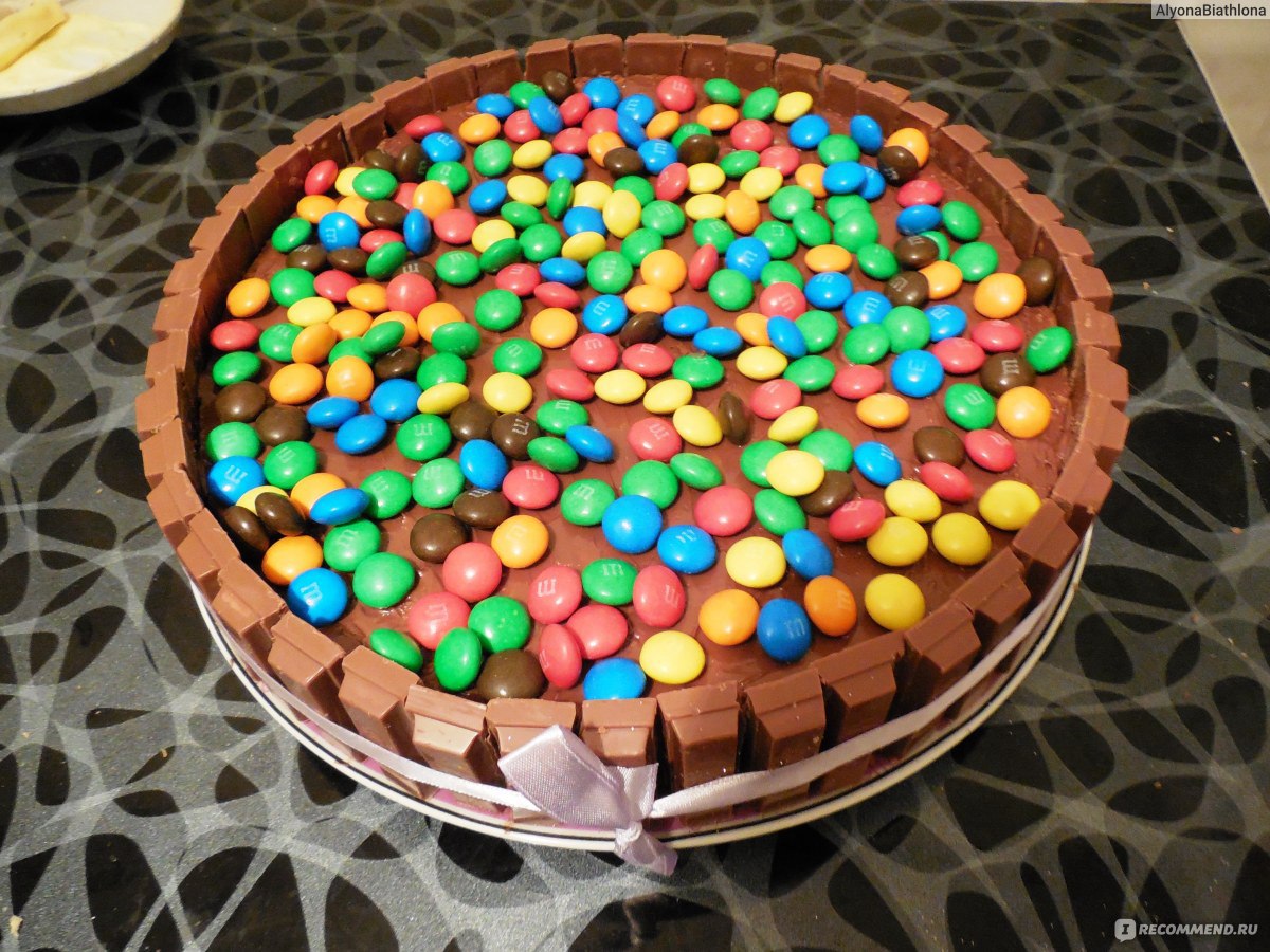 Торт с шоколадными вафлями и цветными драже