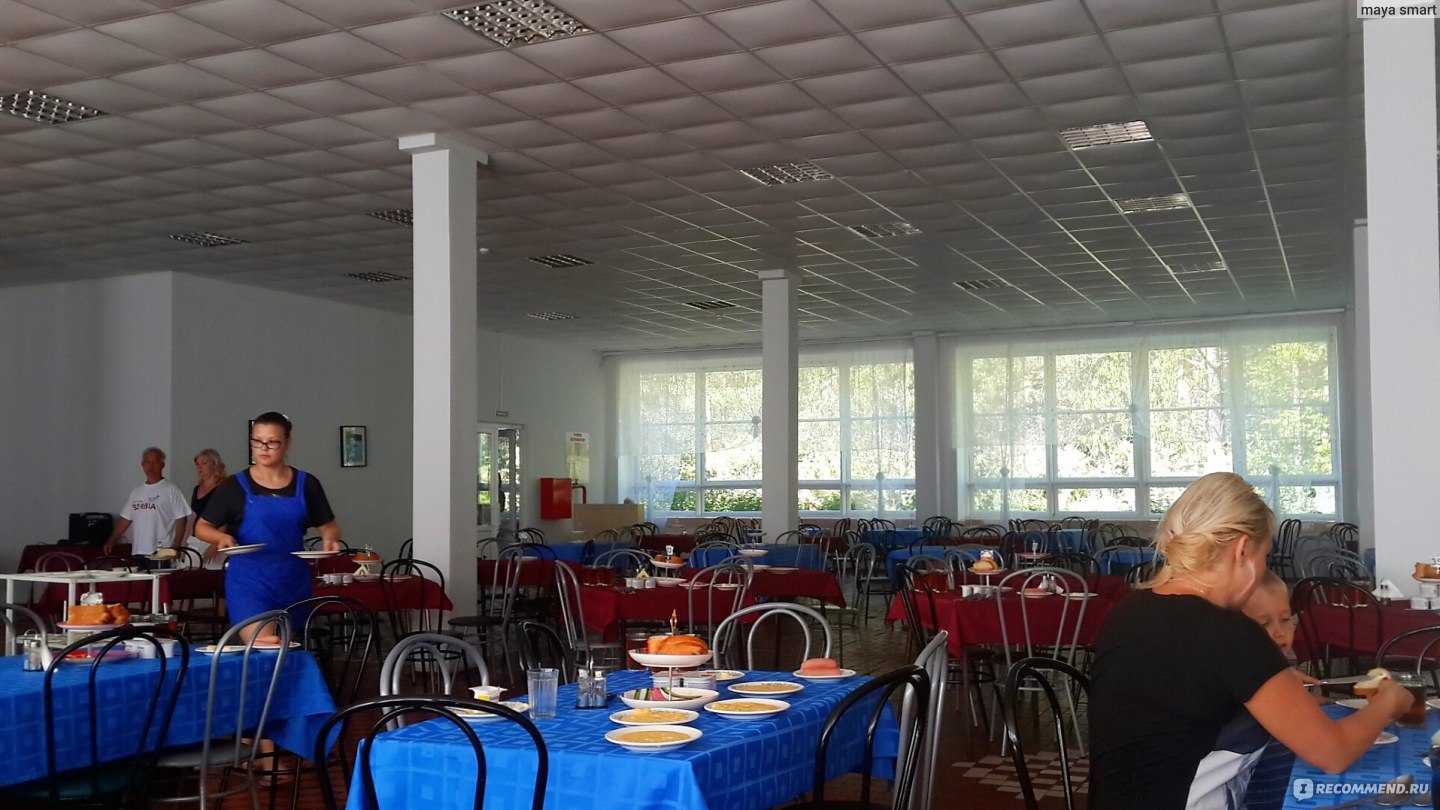Зал большой, просторный,а заполнено всегда только 2-3 ряда столиков...официантки-студентки