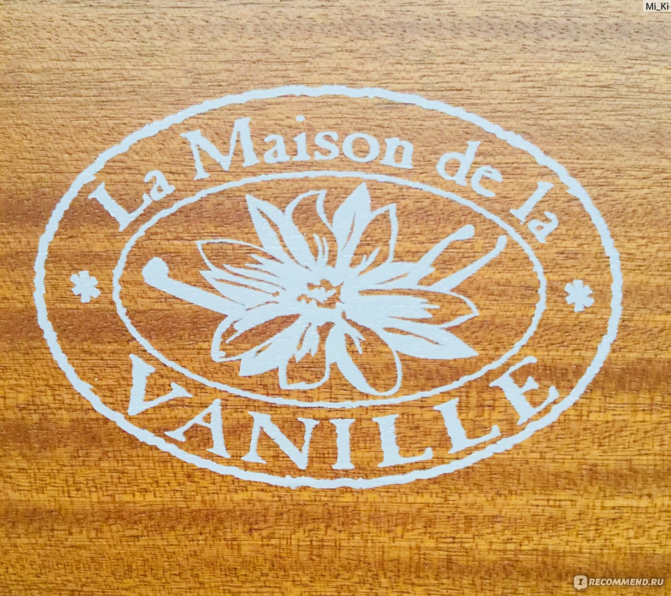 Maison de vanille. Туалетная вода la Maison de la Vanille Vanille Givree de Antilles. La Maison de la Vanille значок бренда. Надпись в круге ваниль. Кондитерские логотипы фото ваниль.