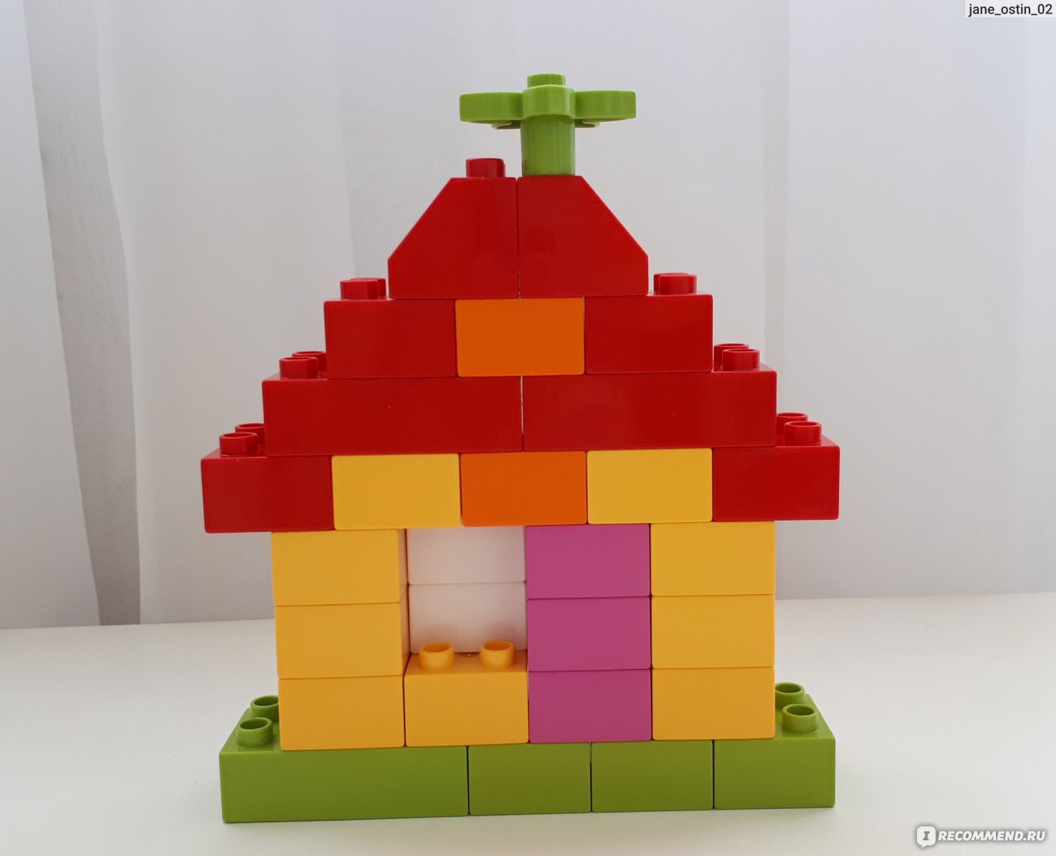 Человечек, строящий домик из кубиков