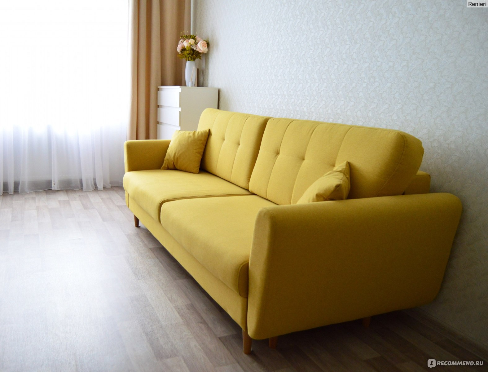 диван желтого цвета в интерьере