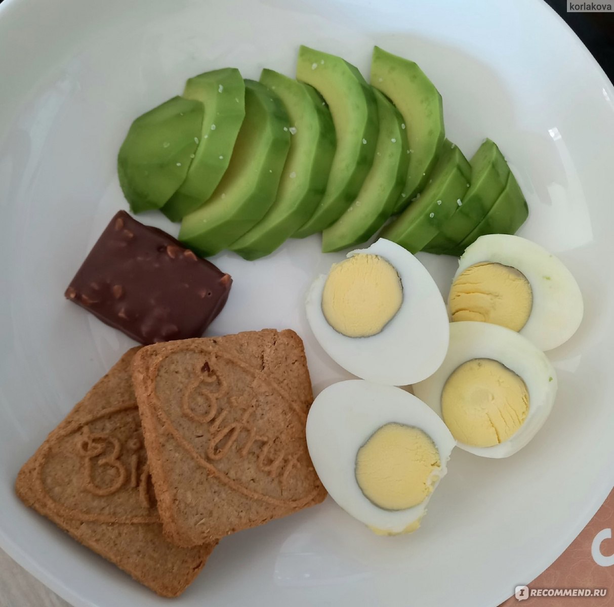авокадо, варёные яйца, злаковые галеты и треть протеинового батончика