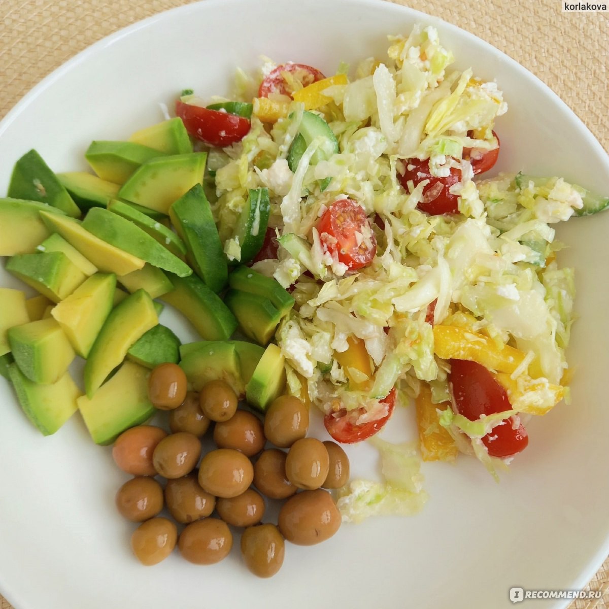 овощной салат с творожным сыром, авокадо и оливки