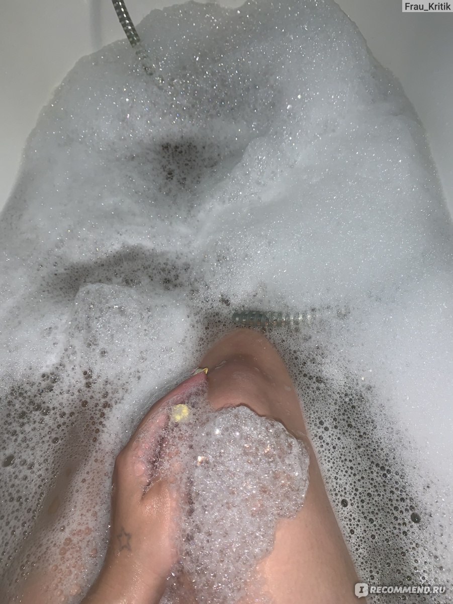 Ноги в ванне с пеной. Ножки в ванной с пеной. Девушка в ванной с пеной. Ножки в ванне с пеной.
