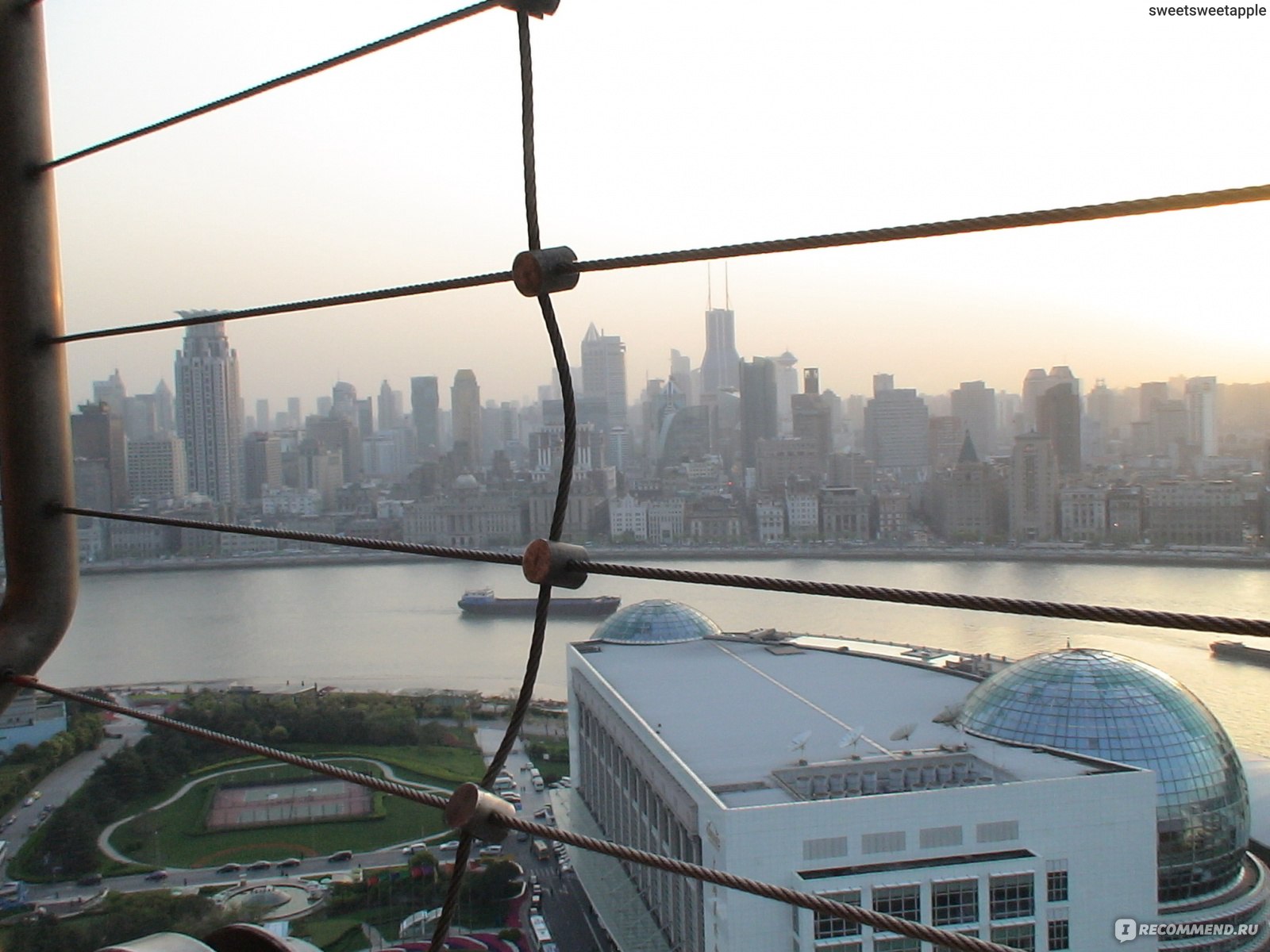 65 метров в секунду. Шанхай башня Жемчужина Востока стеклянный пол. Высота 271. Пекин Жемчужина башня вид с 200 этажа. 350 Метров от земли.