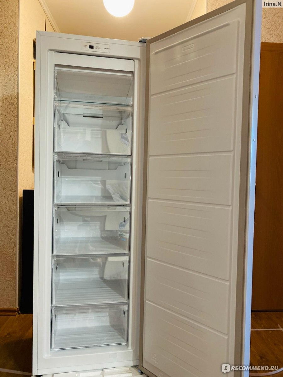 Холодильный шкаф с морозильным отделением