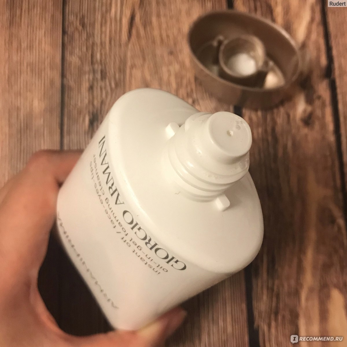 Очищающий гель-масло для лица Giorgio Armani Prima Oil-In-Gel Foaming  Cleanser - «Линейка Armani Prima меня покорила! Но 1 балл всё же снимаю.» |  отзывы