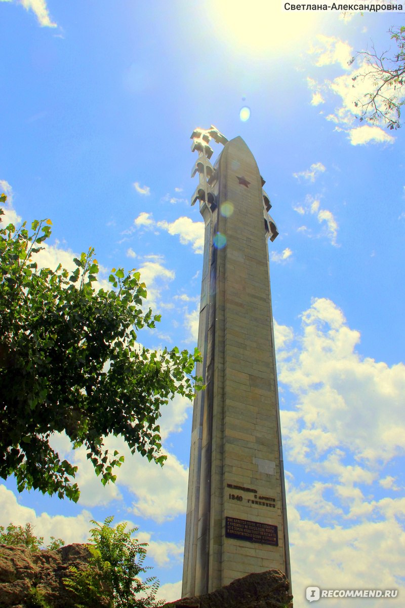 Памятник " Белые журавли"