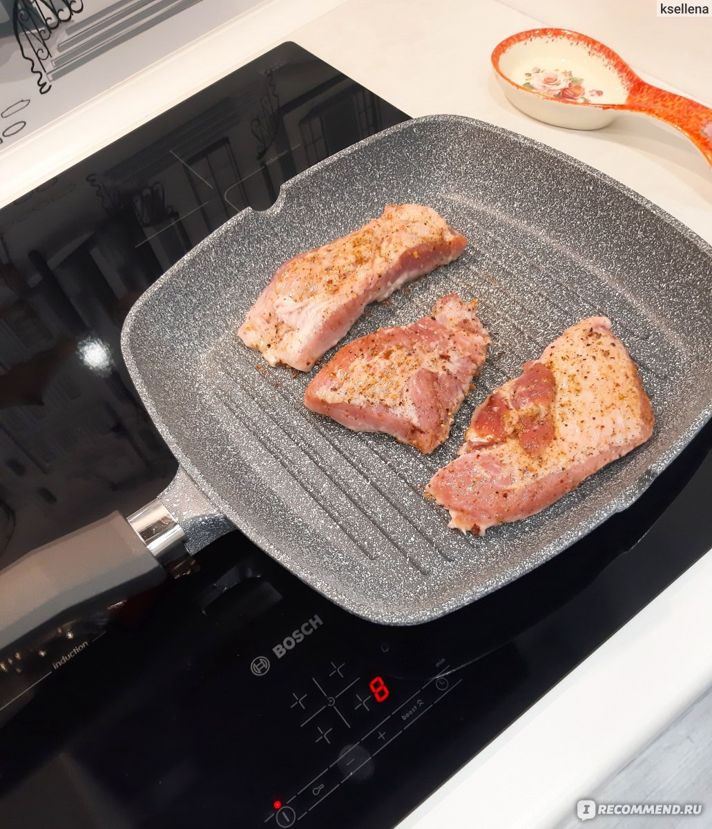 Жареные свиные стейки на сковороде-гриль