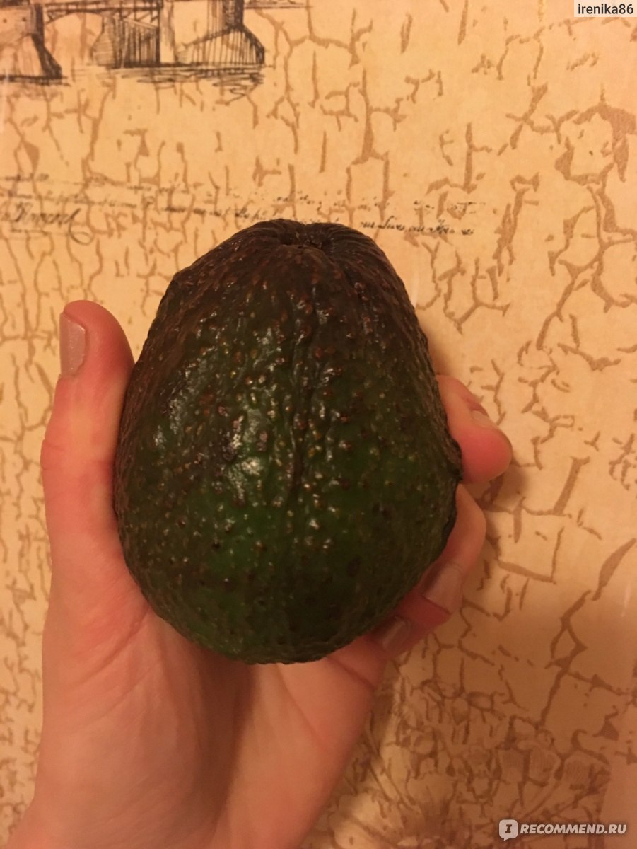 Авокадо темное внутри есть можно. Авокадо мякоть темная. Черный авокадо. Черные пятна на авокадо на кожуре. Авокадо потемнел.