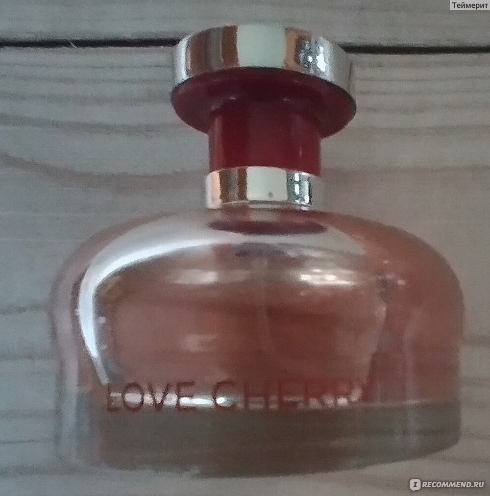 Флакон парфюмерной воды "Love Cherry"  общий вид