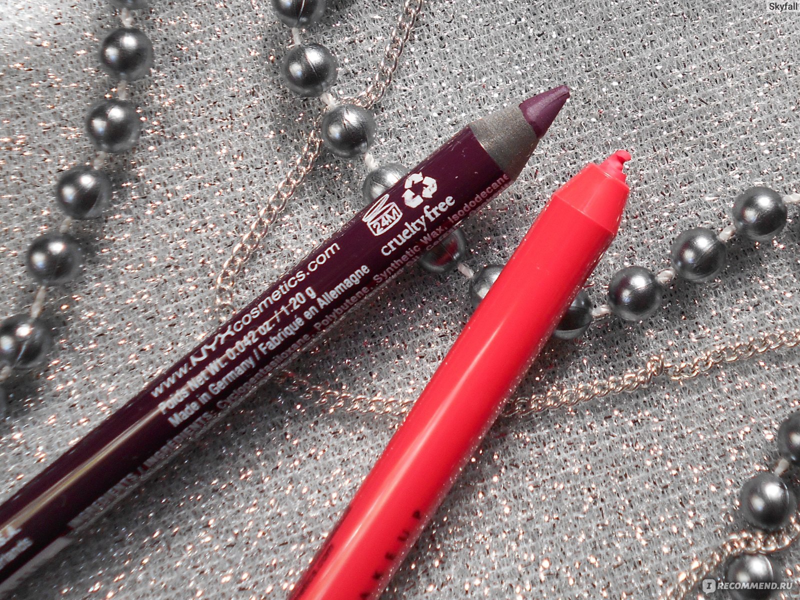 Грифели у NYX Slide On Lip Pencil мягкие, кожу не тянут и не царапают. 