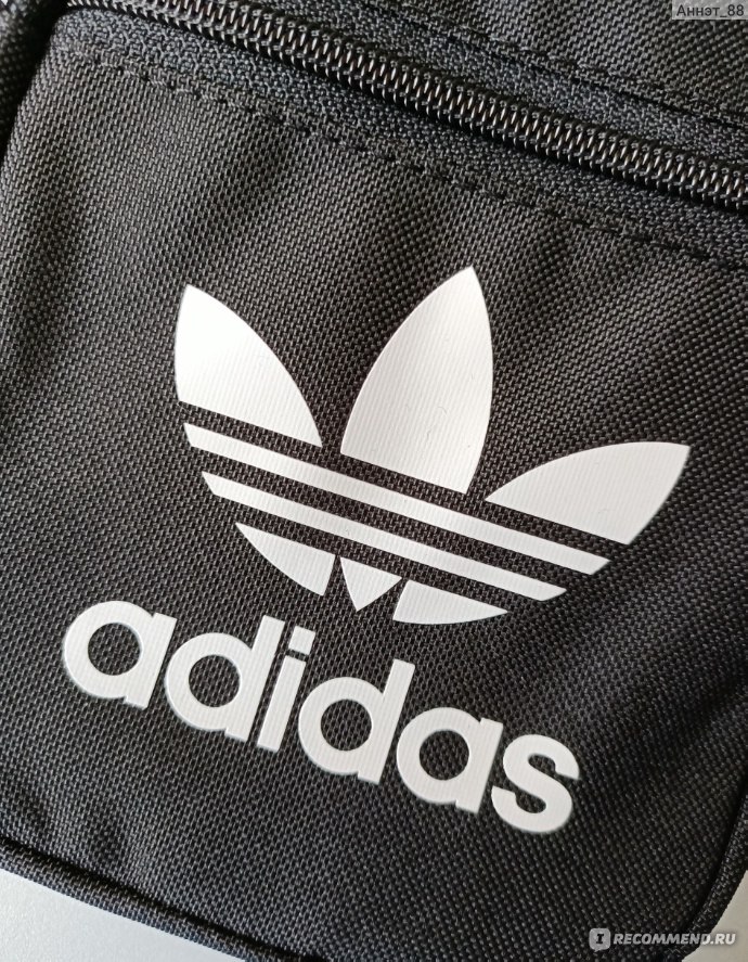 Как выглядят оригинальные адидас. Adidas Originals картинки. Оригинальная этикетка адидас на сумке. Русский в адидасе. Лейба адидас на сумке.
