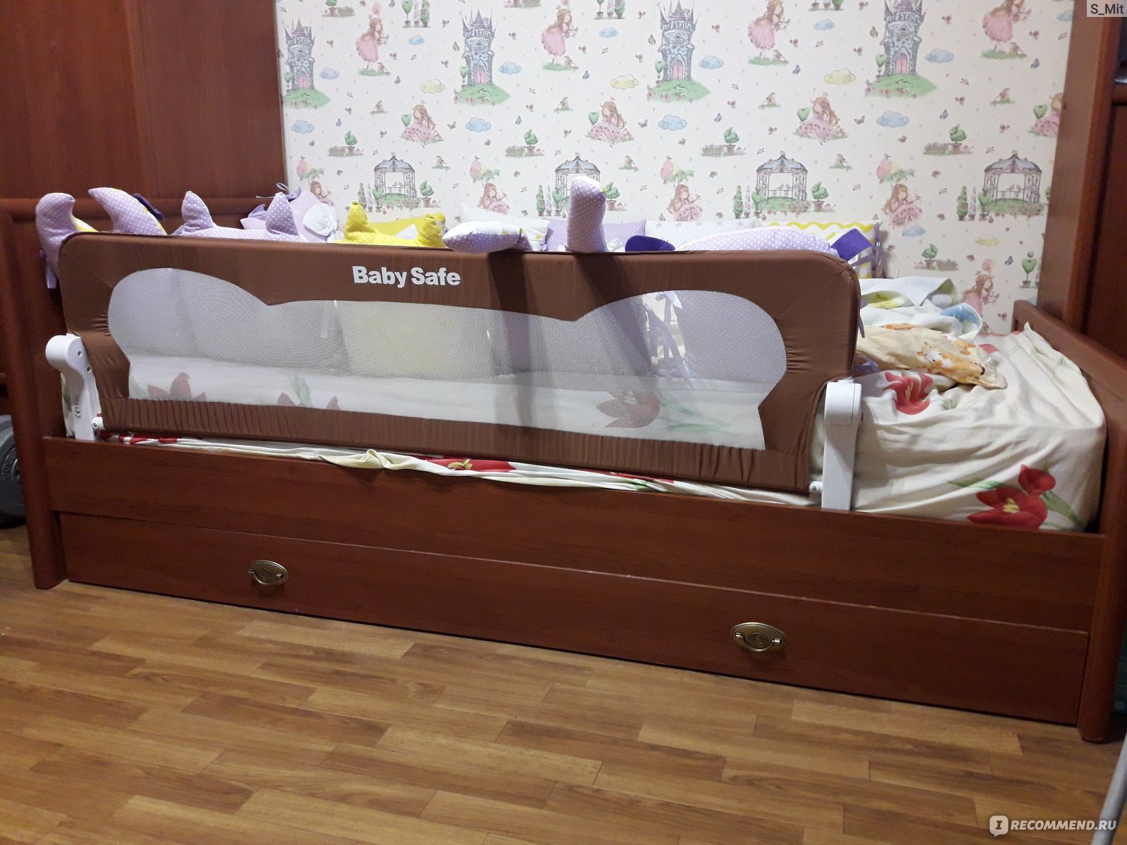 Как обезопасить кровать от падения ребенка