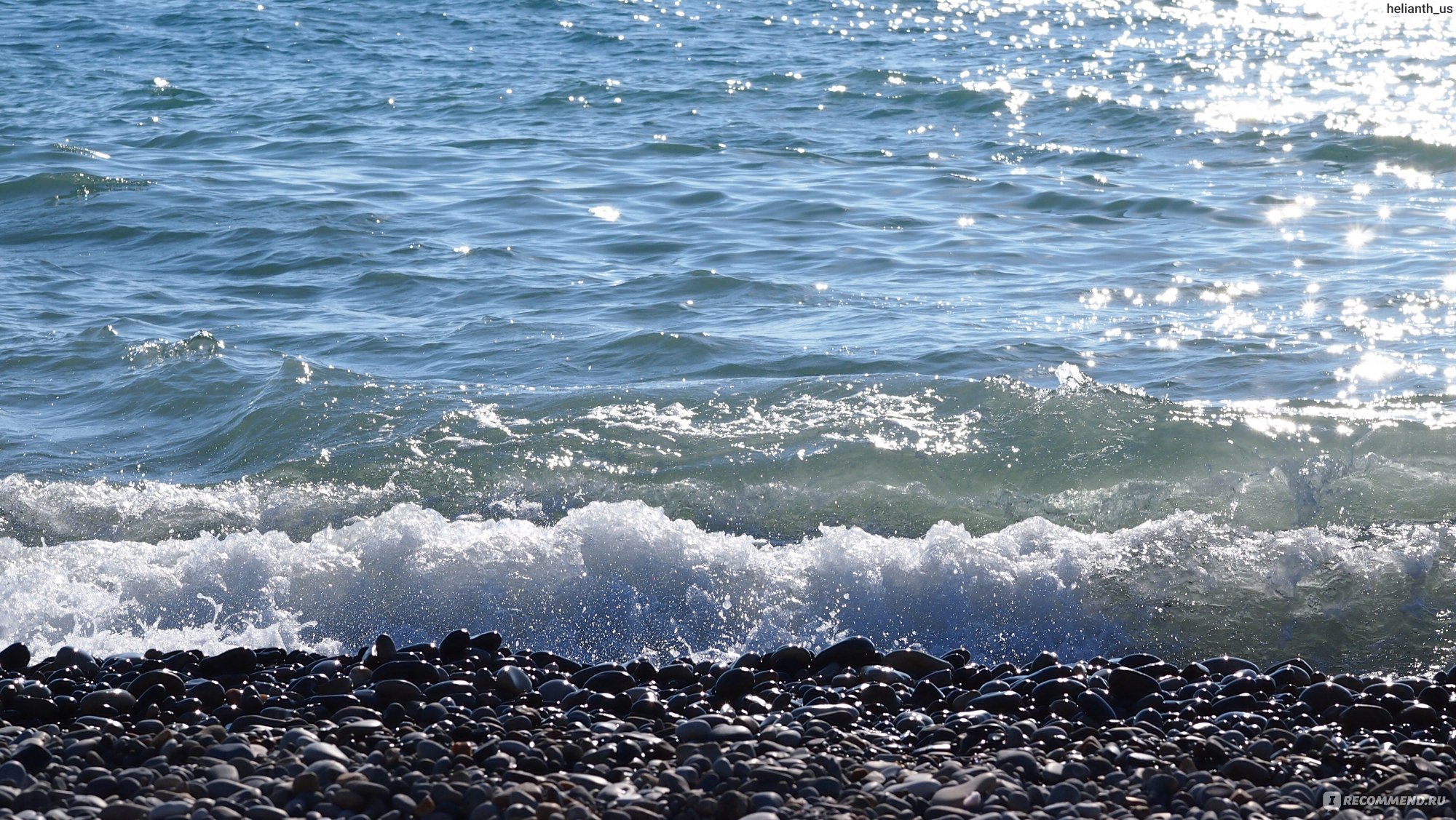 Море около черного моря. Черное море Лазаревское. Лазаревское Береговая линия. Лазаревское берег. Пляж салют Лазаревское.