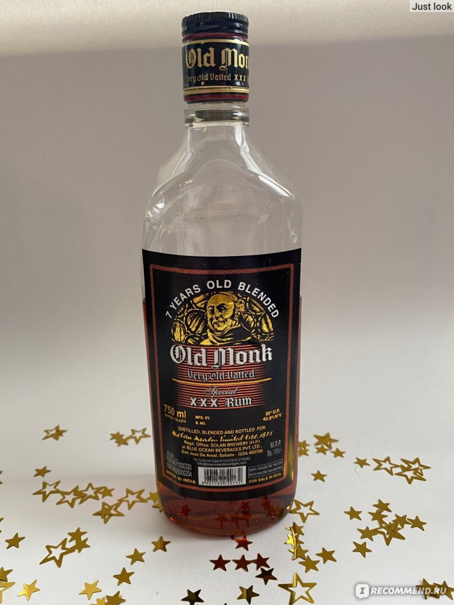 Ром Old Monk - «Индийский ром Old Monk моя слабость. 😍 Так и алкоголиком  стать не долго. 🥃 Он настолько ВКУСНЫЙ, что друг купил для рома отдельный  чемодан чтобы больше привезти из Индии» | отзывы