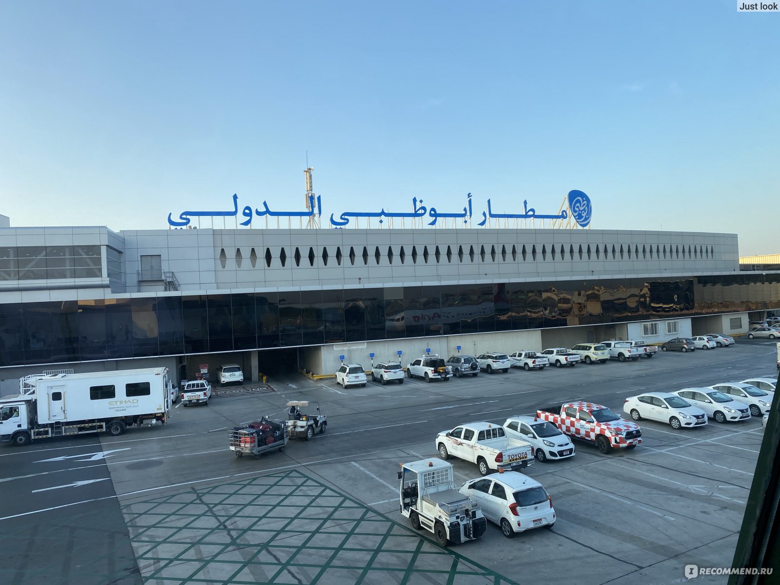 Международный аэропорт Абу-Даби, ОАЭ (AUH) - «Abu Dhabi International  Airport по меркам Эмиратов довольно скромный, но для тех кто не владеет  иностранными языками очень удобный. Что нужно знать оказавшись тут» | отзывы