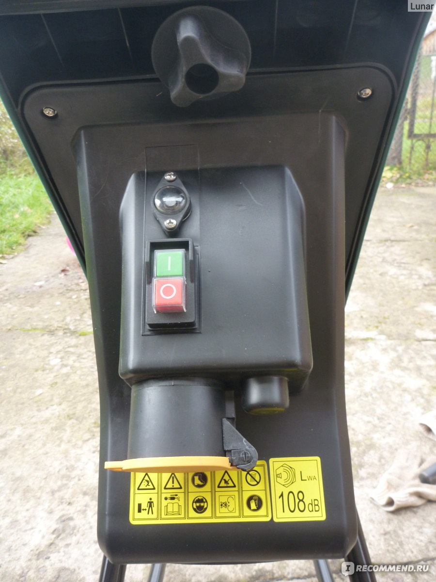 Садовый измельчитель FPIS 2500, кнопки выключения и аварийного тормоза.