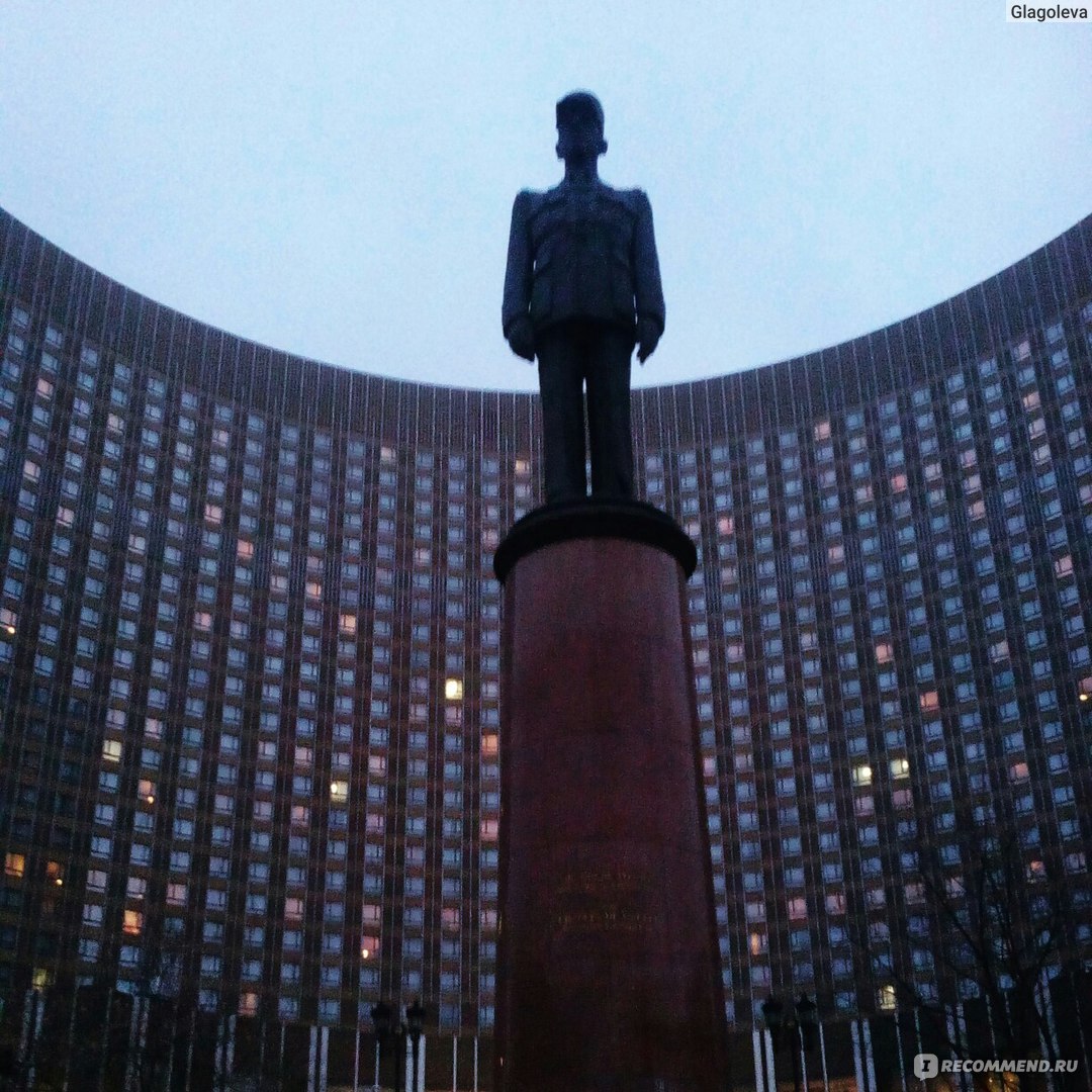 100 вопросов о Москве: Почему у гостиницы «Космос» установлен памятник Шарлю де Голлю?