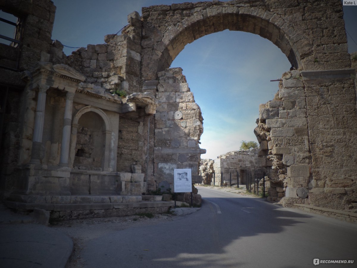 Сиде в начале мая. Арка Веспасиана в Сиде Триумфальная императора. Триумфальная арка в честь Веспасиана Сиде. Арка Сиде Турция. Сиде арка амфитеатр.