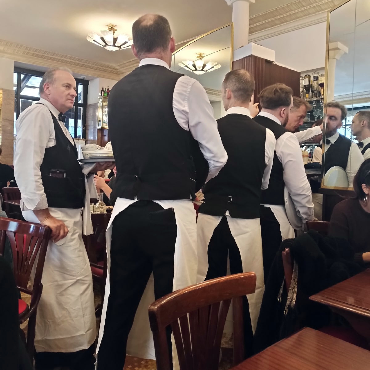 Кафе «Де Флер» (Café de Flore), Париж - «Любимое кафе фашистов,  монархистов, французского сопротивления, Хэмингуэя, Пикассо, Сартра и меня»  | отзывы