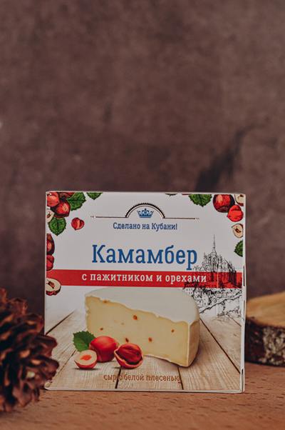 Сыр с плесенью ООО "Калория" Камамбер с пажитником и орехами фото