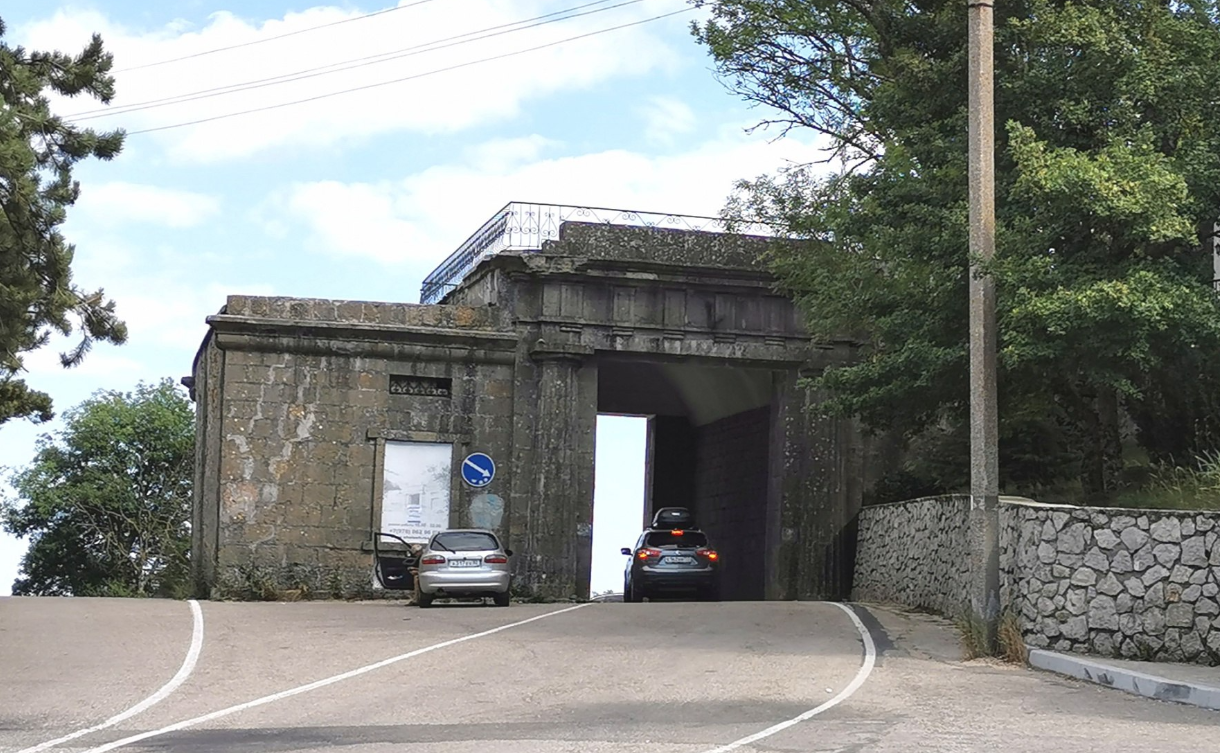 Байдарские ворота в крыму история. Байдарские ворота в Крыму. Перевал Байдарские ворота. Ресторан шалаш Байдарские ворота.