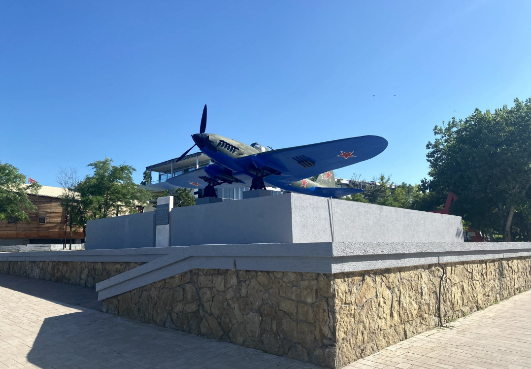 75 летия победы 26 краснодар. Памятник ил 2 в Новороссийске. Новороссийск сквер 75 Победы самолет. Парк Победы Новороссийск. Аллея Победы Новороссийск.