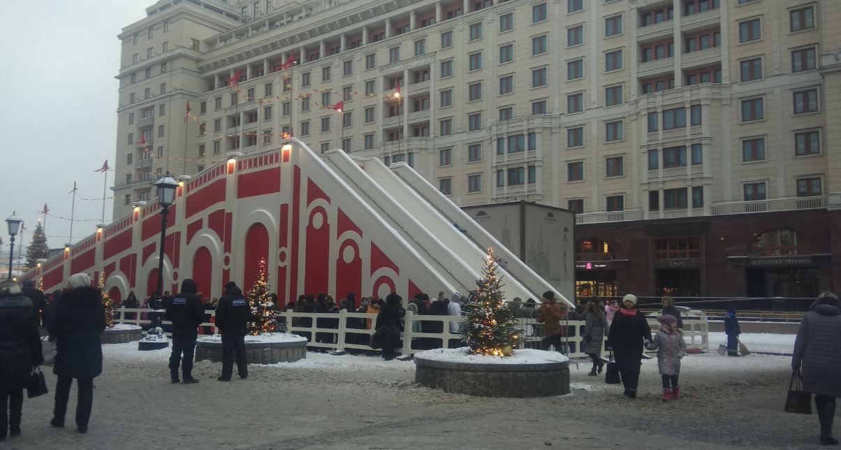 Горка на площади революции в Москве