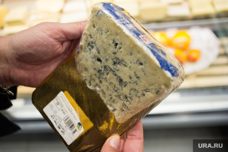 Сыр с плесенью пармезан. Испорченный сыр. Сыр упакованный. Сыры в упаковке. Сыр горгонзола испорченный.