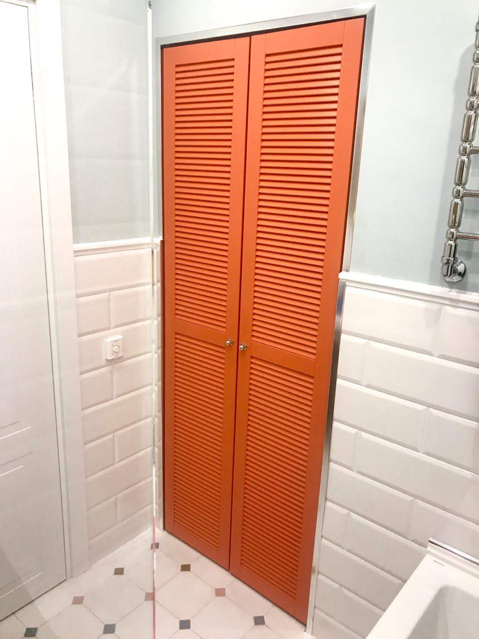 Шкаф в ванную с жалюзийными дверцами - 80 фото